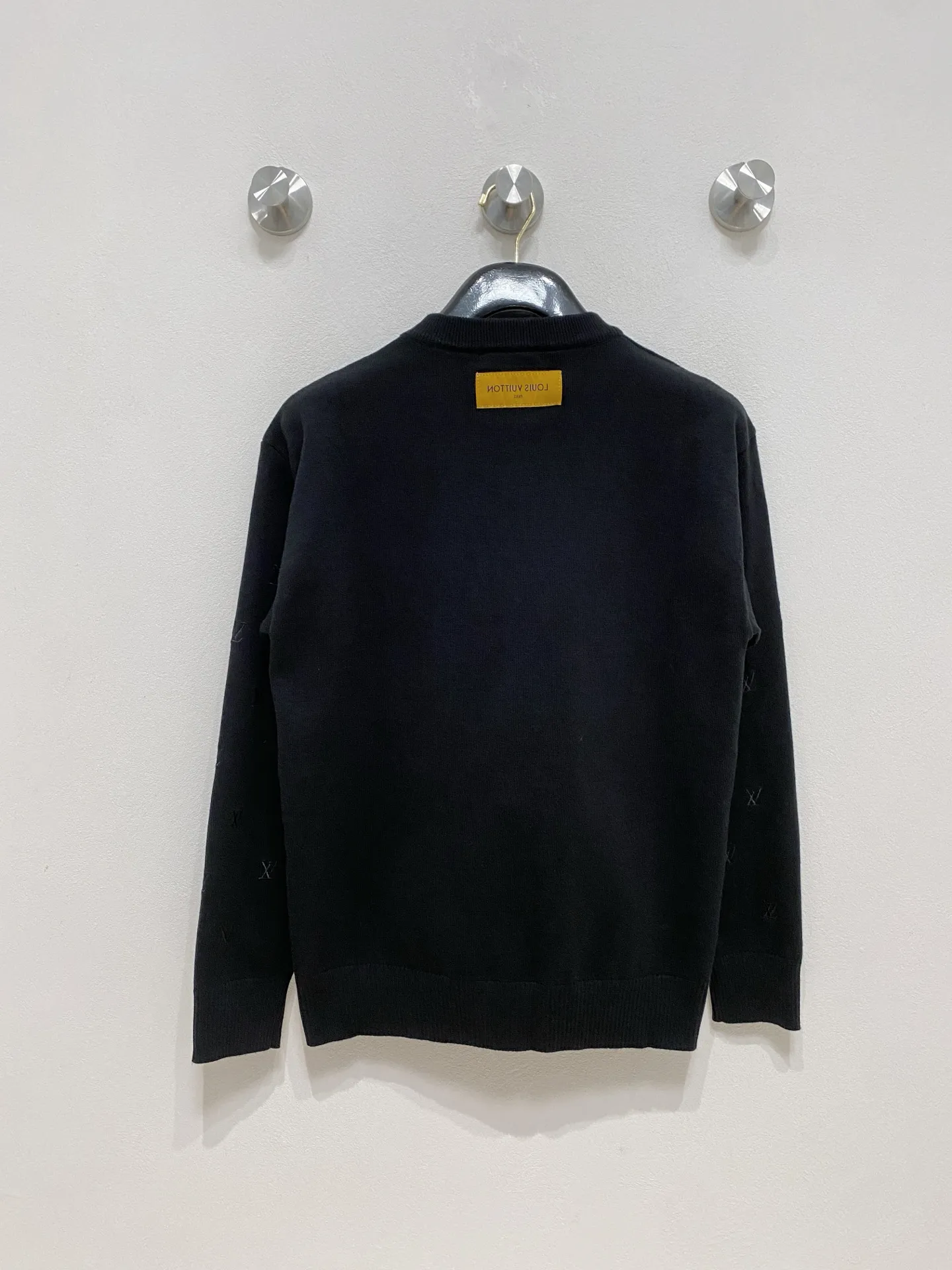 🅿️440 LV 2025 new wool blended round neck long sleeve sweater cardigan bottoming sweater, high-end version! The custom-made fabrics at the counter are highly breathable and comfortable, with impeccable details and brand element design concepts, reflecting high quality. It feels delicate and soft! It presents a casual cut and the upper body shape is great! 🐉Code size: M-3XL